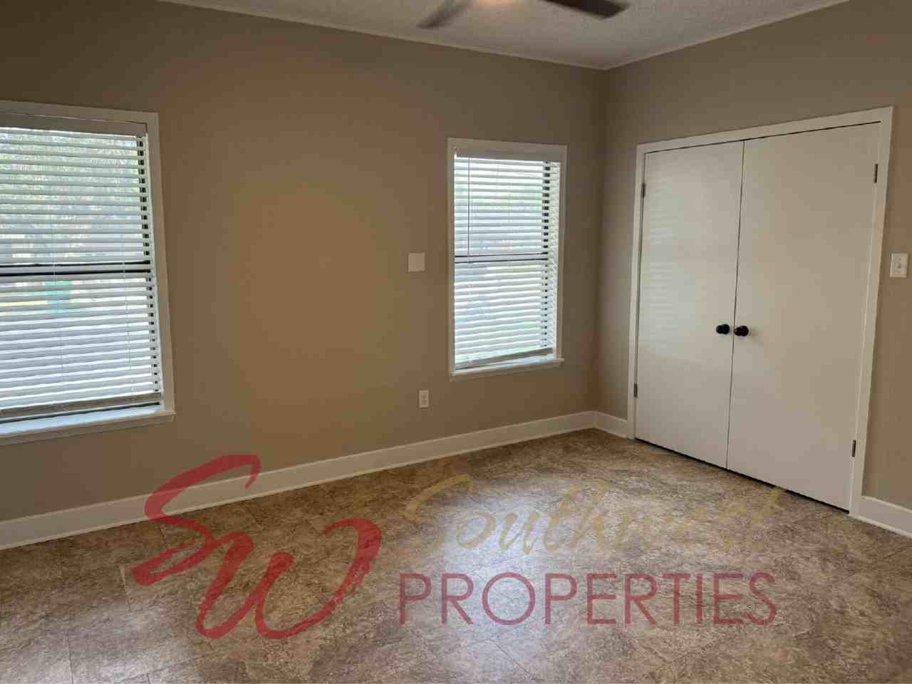 889 N Charlotte Ave - Photo 4 of 13