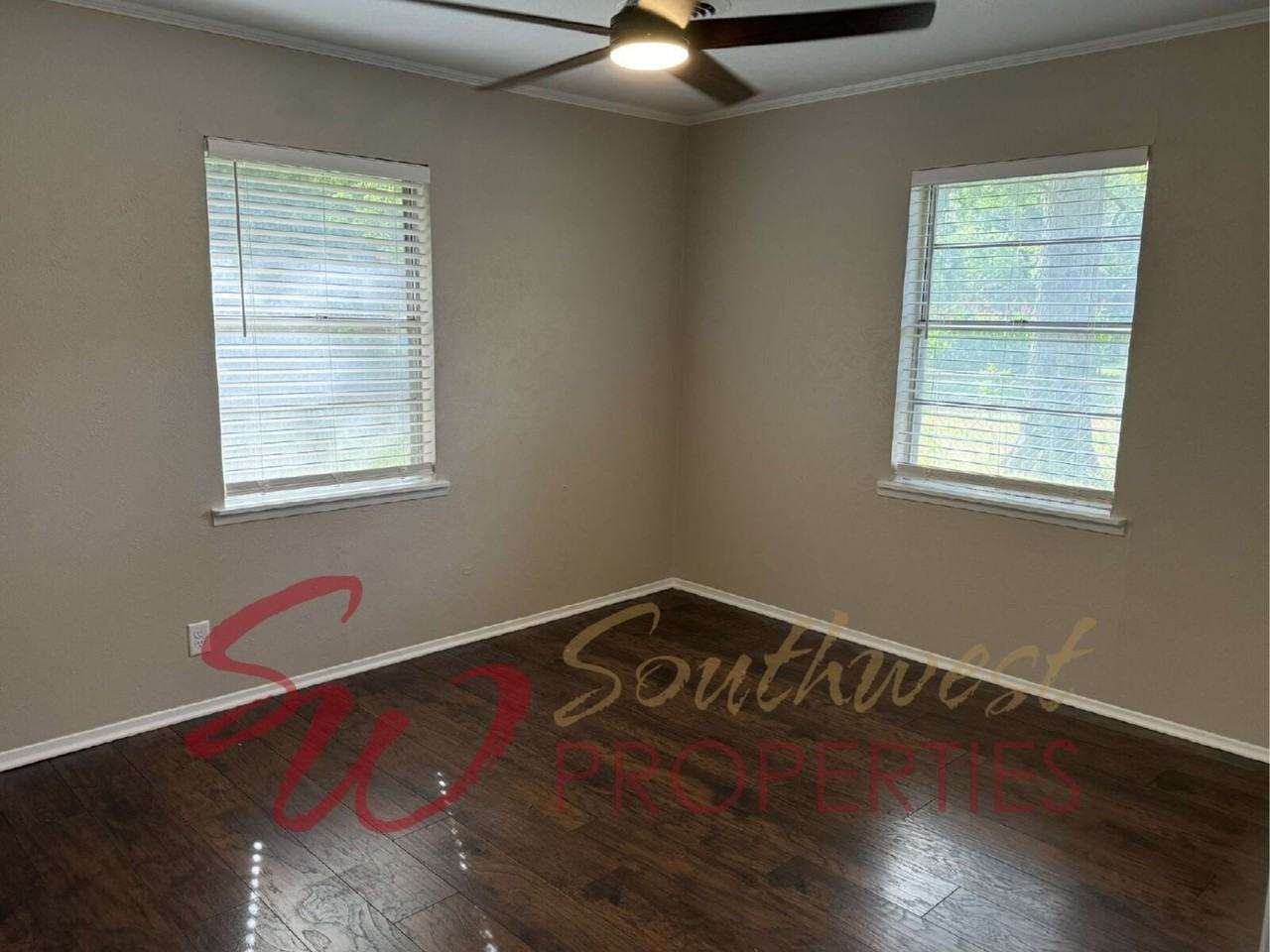 889 N Charlotte Ave - Photo 5 of 13