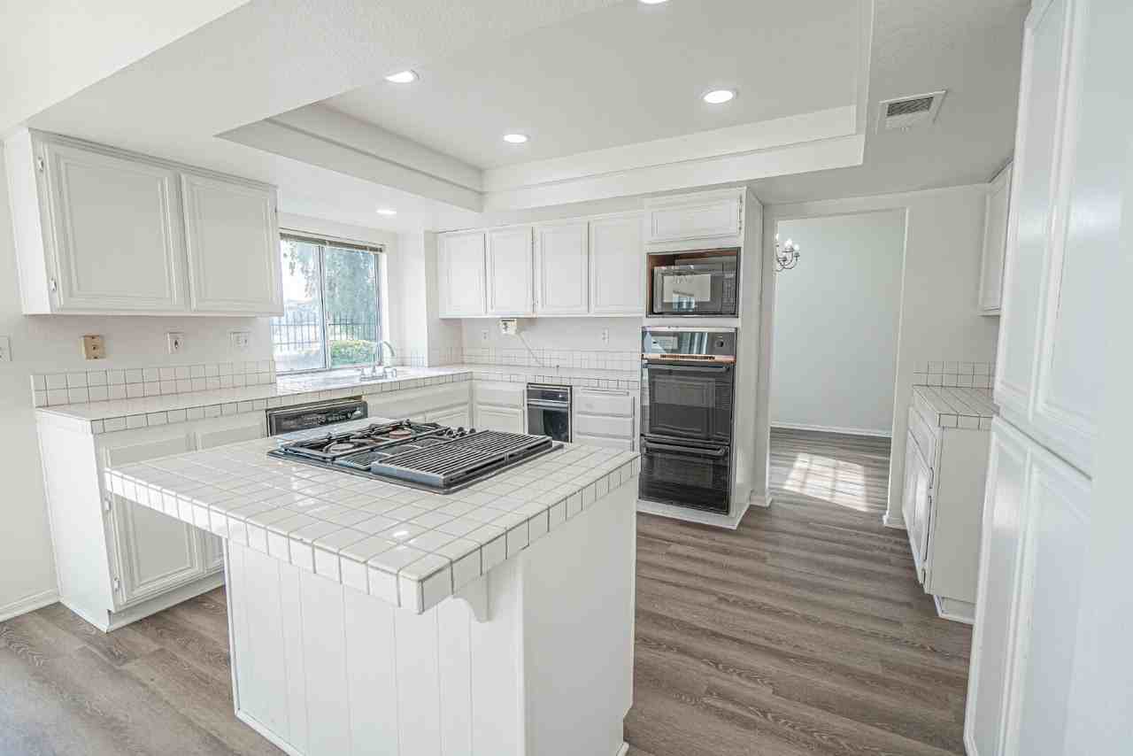 27712 Rainier Rd - Photo 4 of 37