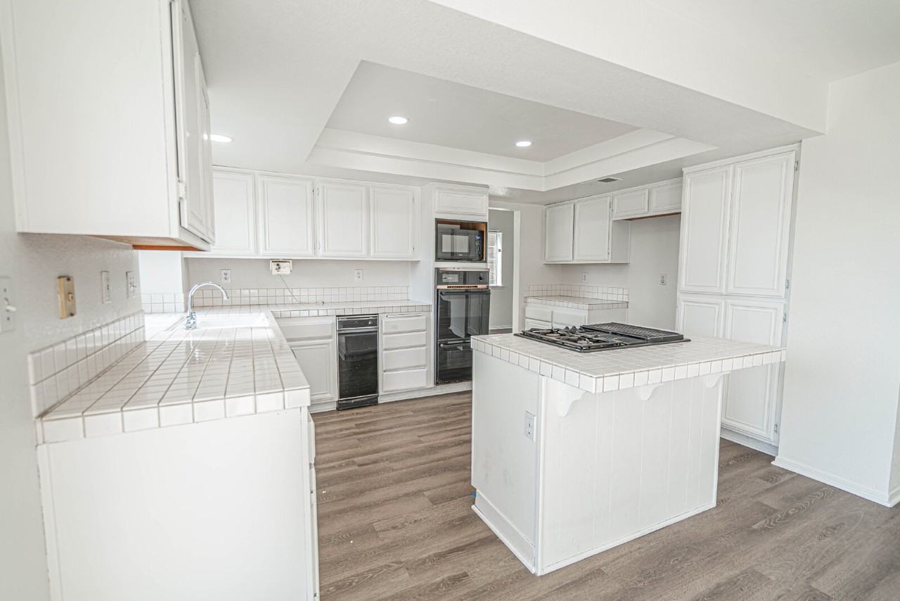 27712 Rainier Rd - Photo 5 of 37