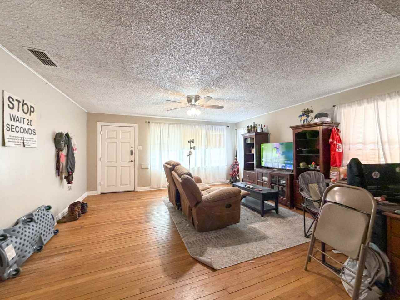 2710 32nd St - Photo 2 of 6