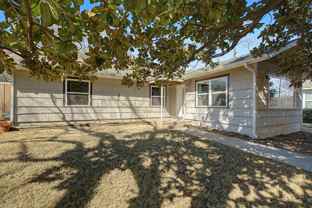 422 N Pecan St - Photo 1 of 1
