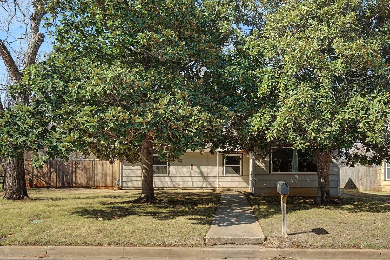 422 N Pecan St - Photo 2 of 26
