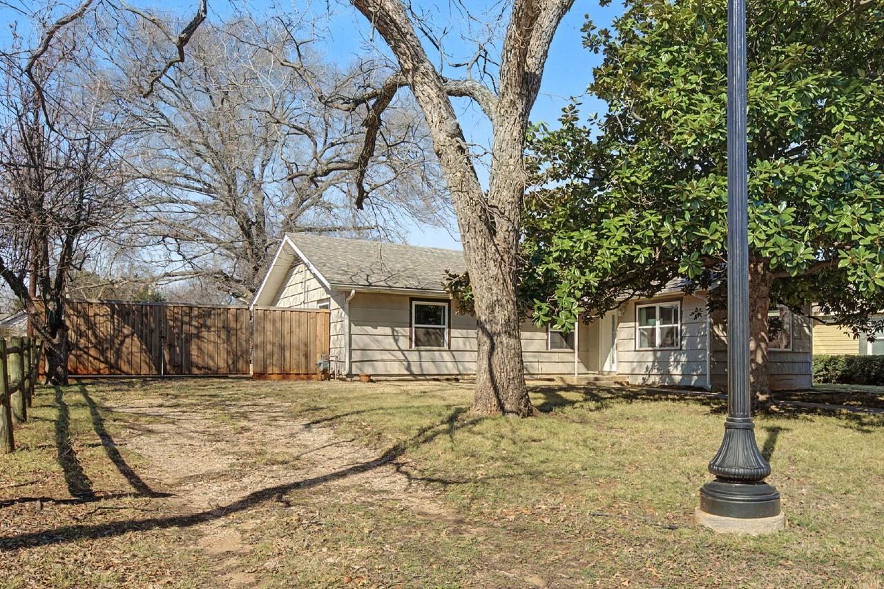 422 N Pecan St - Photo 3 of 26