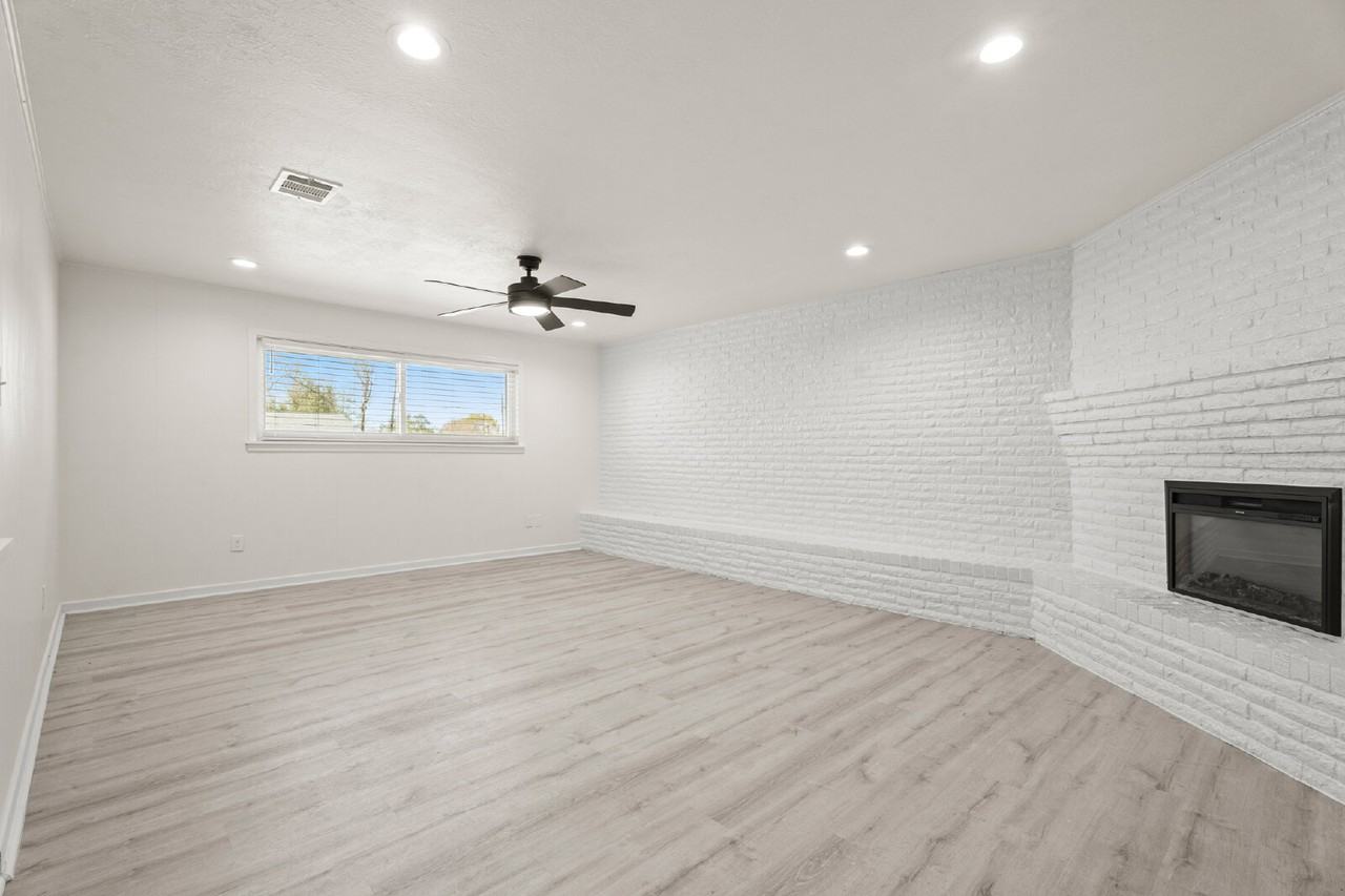 1302 Avenue I - Photo 6 of 20