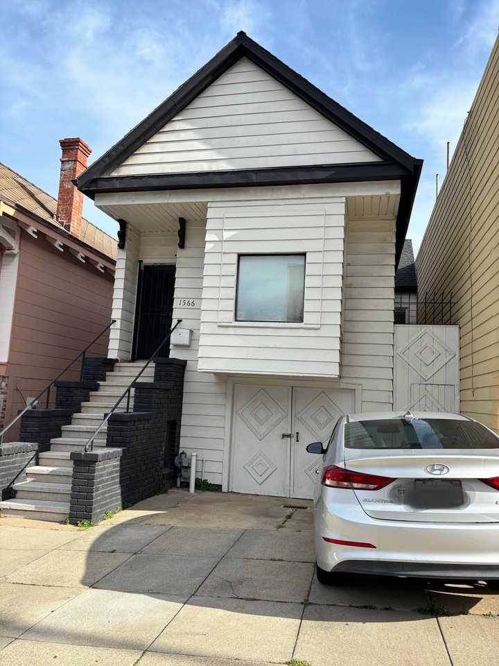 1566 Newcomb Avenue - Photo 5 of 15