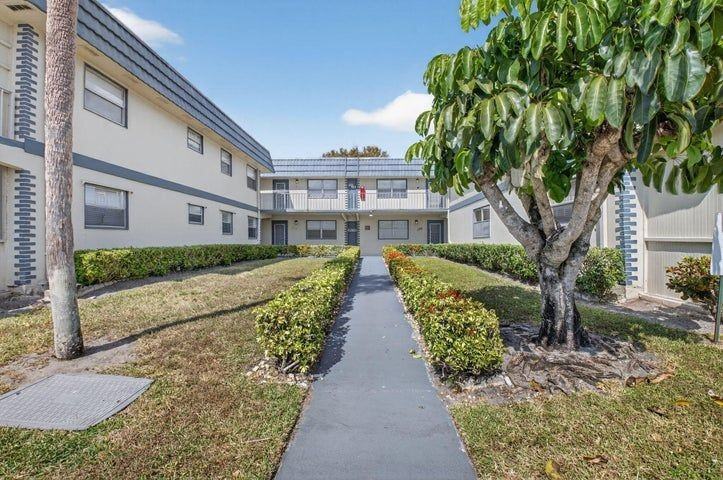 195 Brittany E - Photo 2 of 37