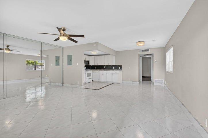 195 Brittany E - Photo 6 of 37