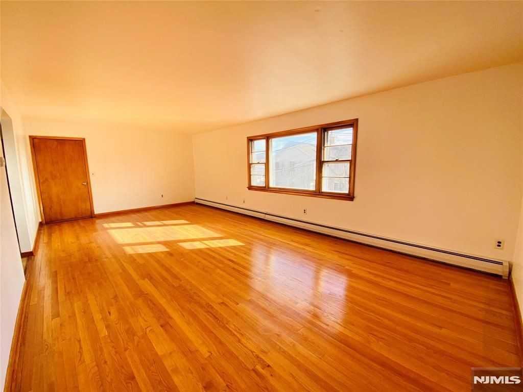 331 Capitol St - Photo 3 of 14