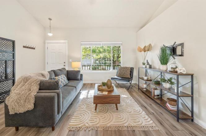 6512 S Lone Tree Way - Photo 4 of 18