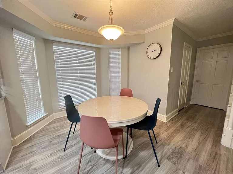 911 Montview Dr - Photo 2 of 20