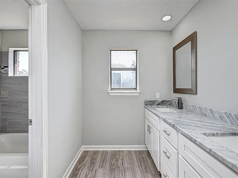 911 Montview Dr - Photo 4 of 20