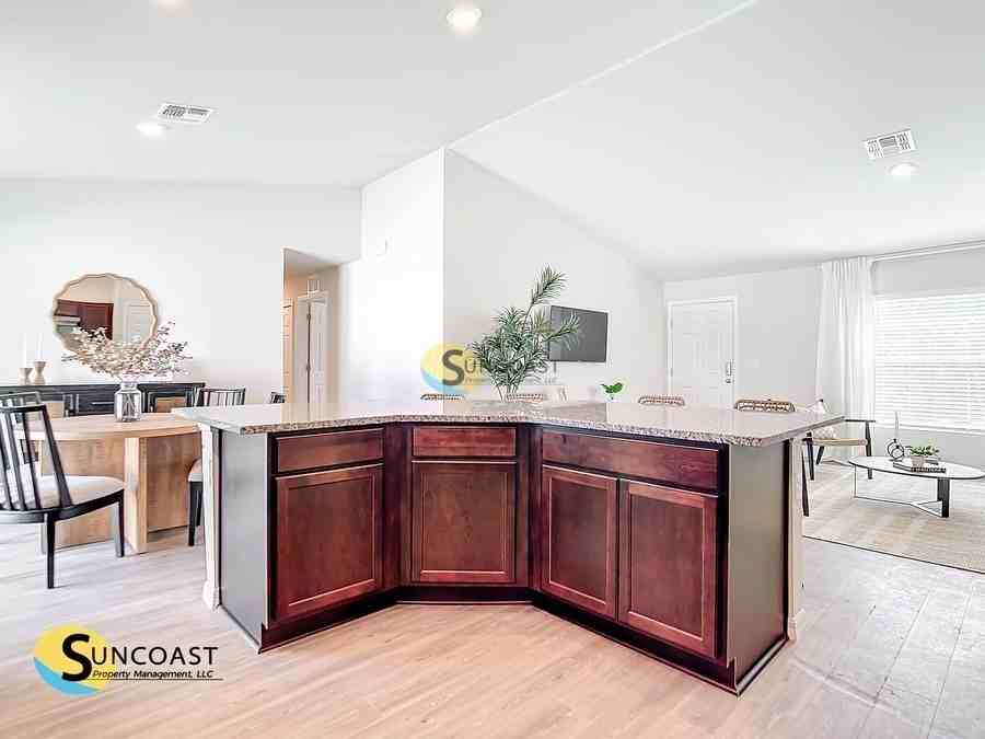 521 Sargent St - Photo 7 of 18