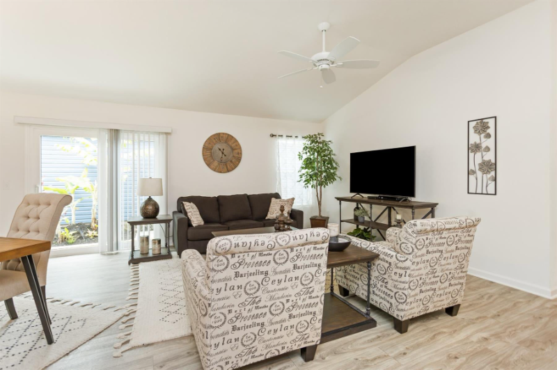 5745 Gillespie Ln - Photo 4 of 16