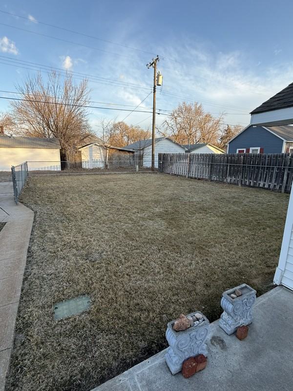 710 W 8th St - Photo 2 of 20