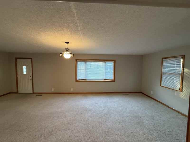 710 W 8th St - Photo 3 of 20