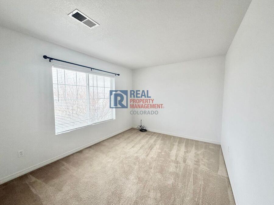 5404 Malaya St - Photo 7 of 15