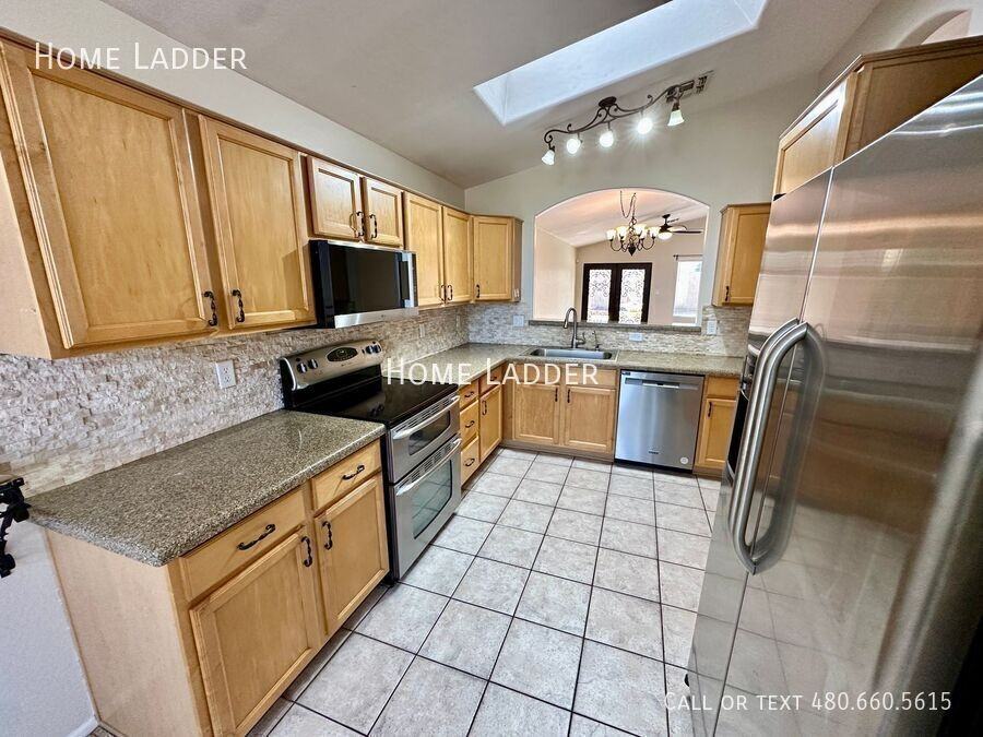 445 E Cantebria Dr - Photo 6 of 27