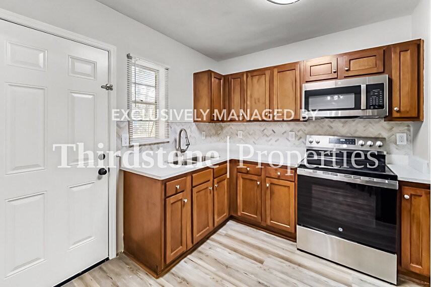 1093 Prospect St - Photo 3 of 15