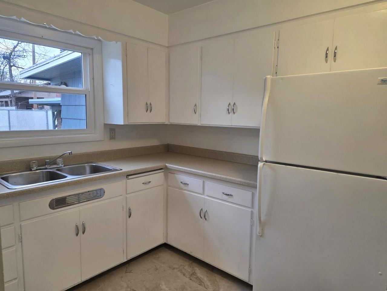 927 Dakota Ave - Photo 7 of 24