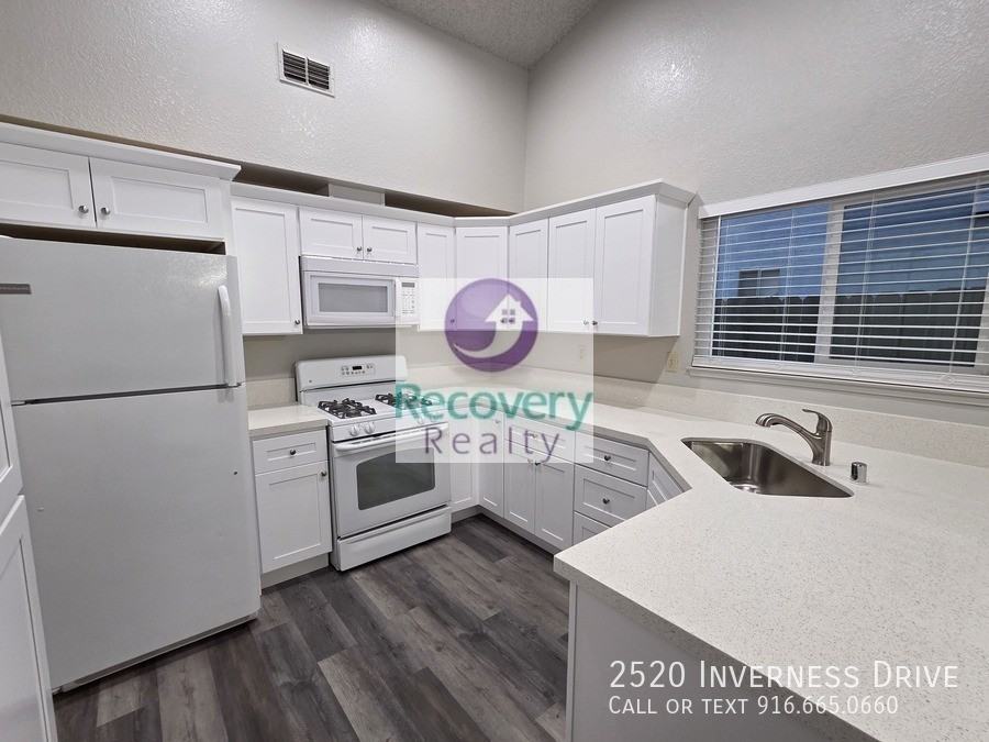 2520 Inverness Dr - Photo 6 of 13