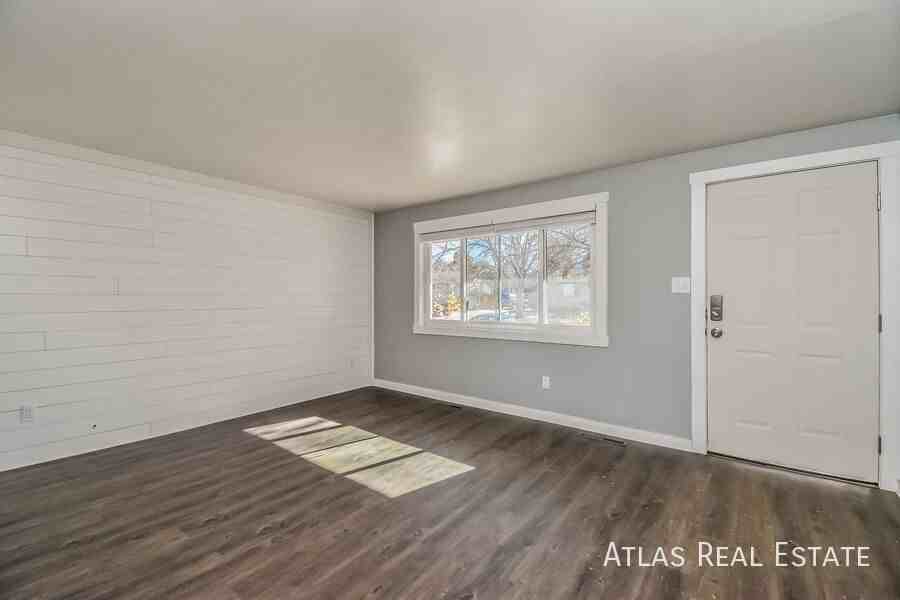 4644 Scenic Cir - Photo 2 of 20