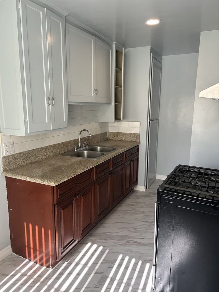 1648 East Plymouth Street - Photo 4 of 7