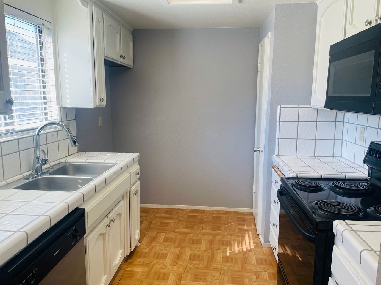 2220 Sunmist Ln - Photo 3 of 13