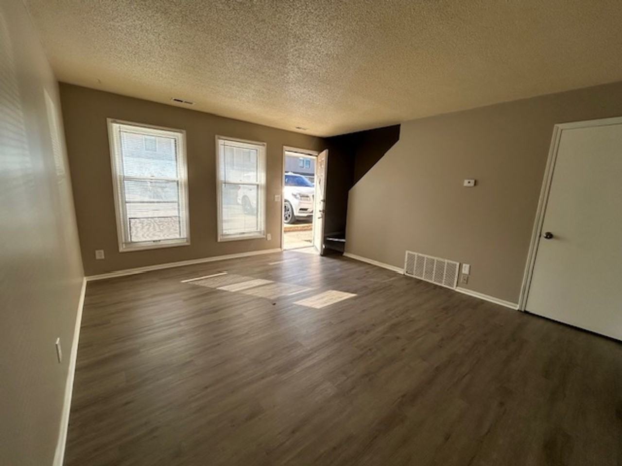 219 N Garrison Ave - Photo 5 of 38