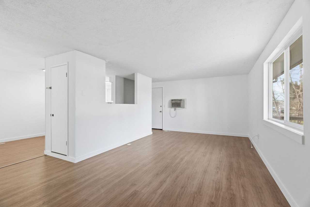 712 E Longfellow Ave - Photo 2 of 22