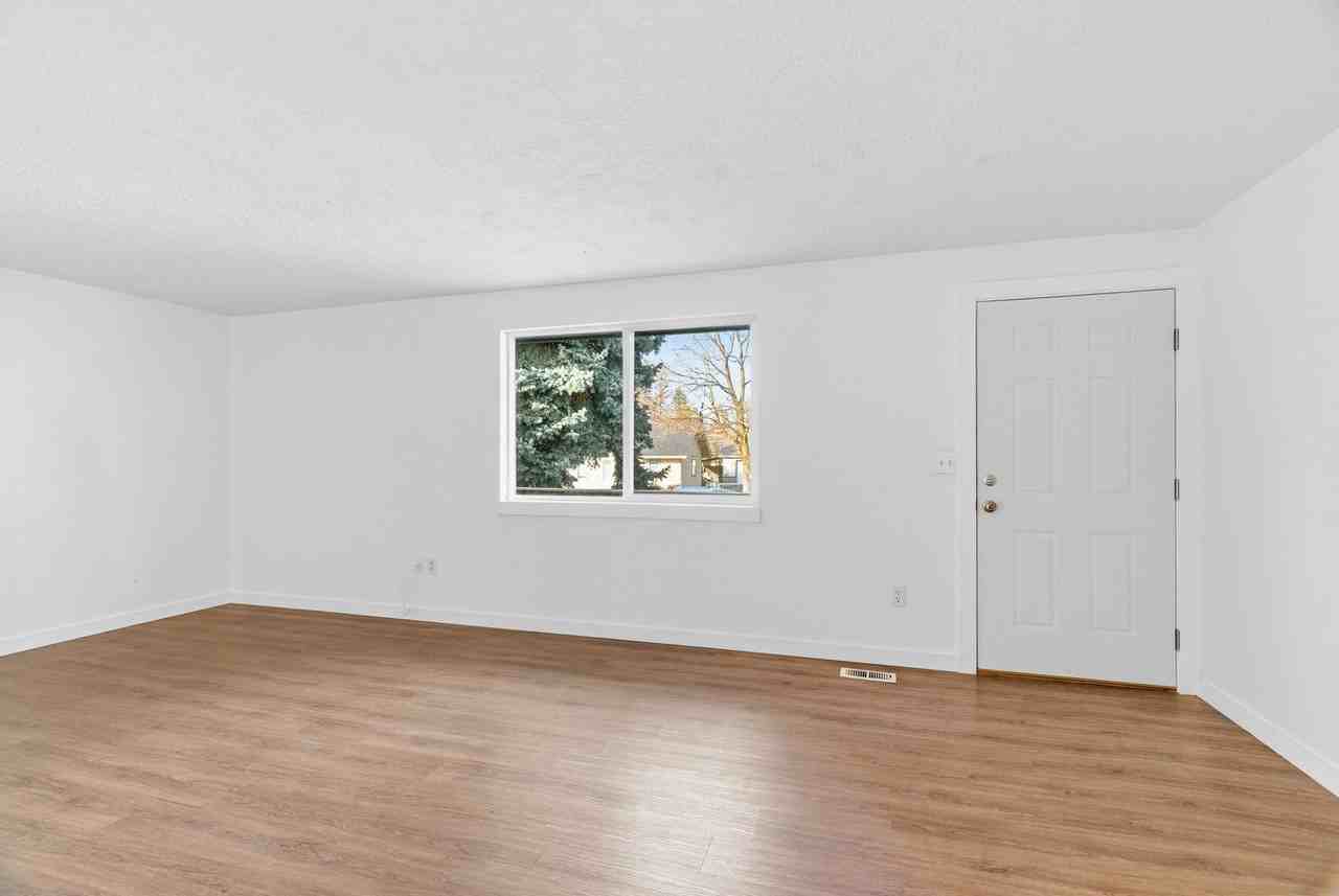 712 E Longfellow Ave - Photo 4 of 22