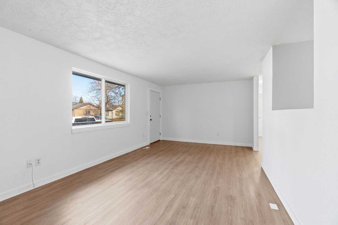 712 E Longfellow Ave - Photo 5 of 22