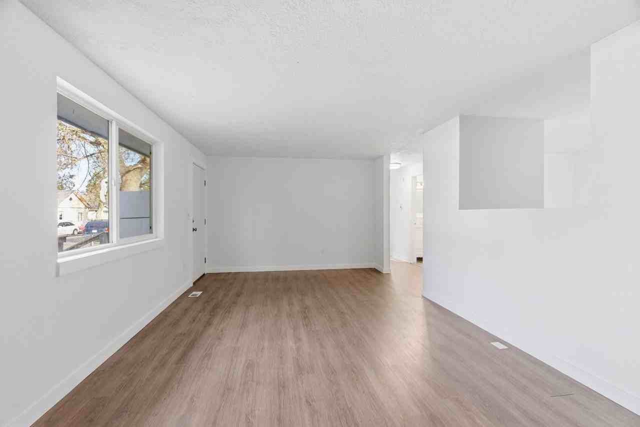 712 E Longfellow Ave - Photo 6 of 22