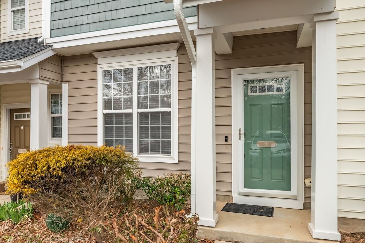 917 Hamlet Park Dr - Photo 2 of 23