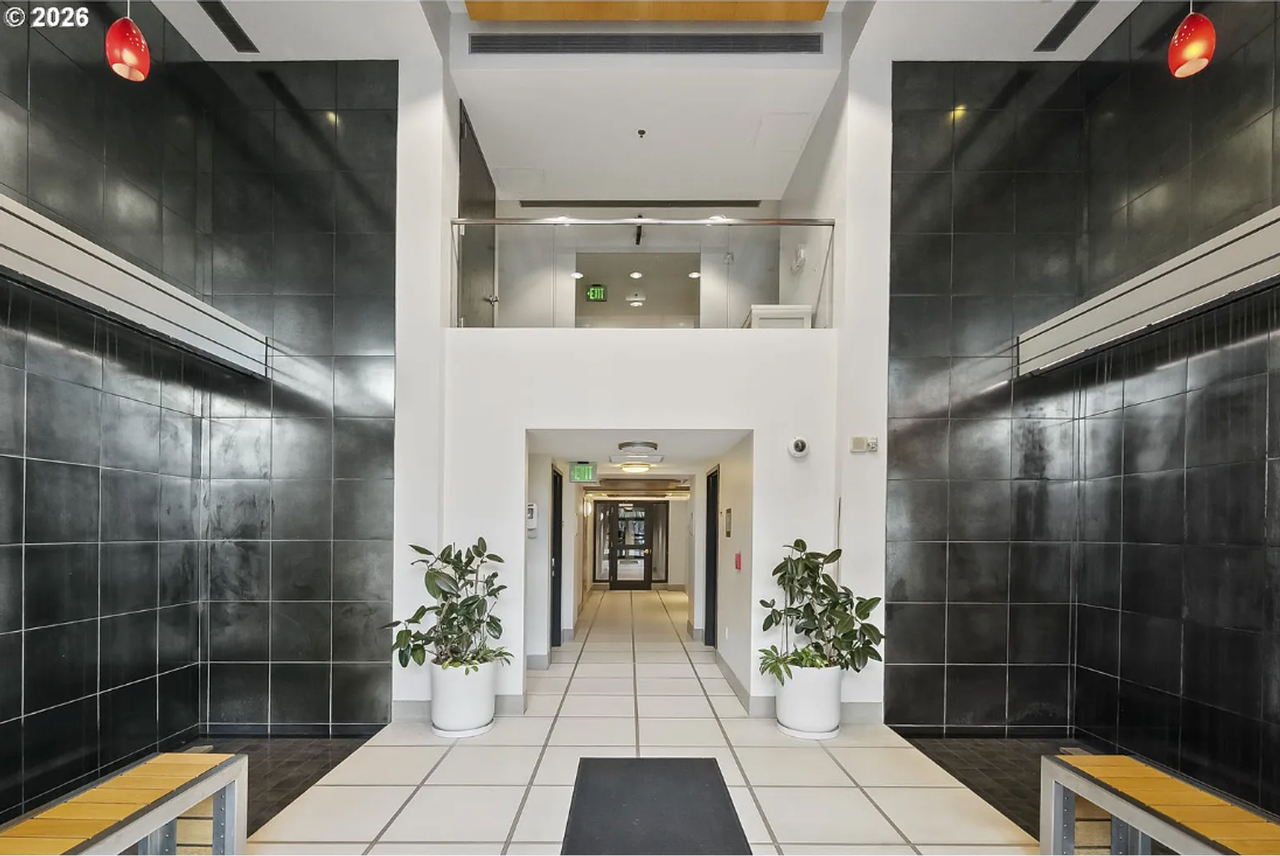 1310 Nw Naito Pkwy - Photo 3 of 33