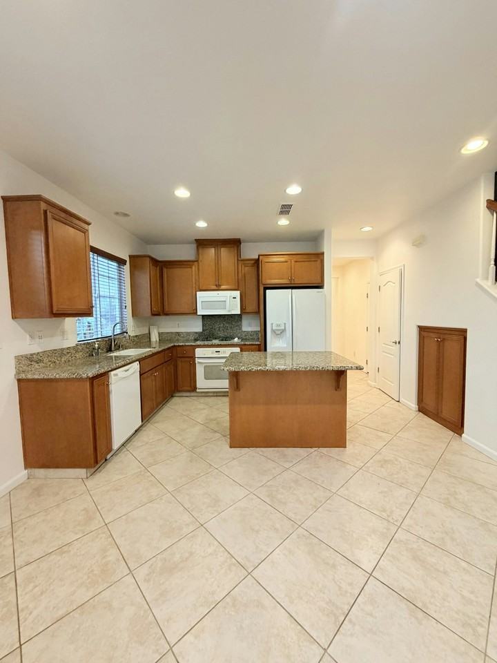 252 Terraza Way - Photo 4 of 26