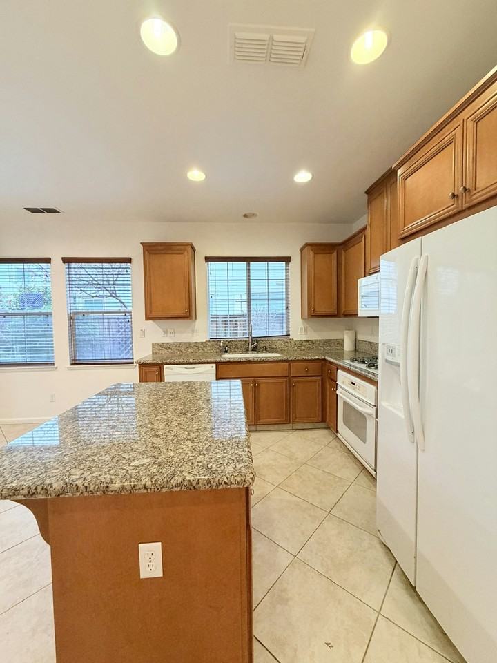 252 Terraza Way - Photo 5 of 26