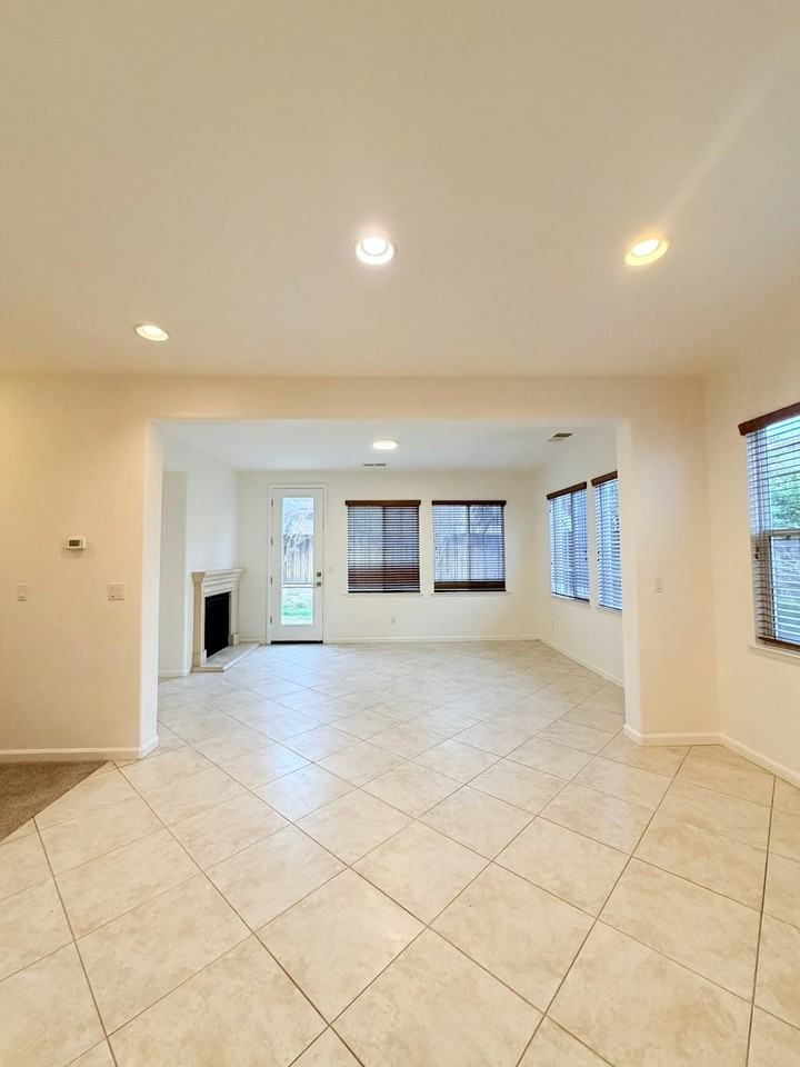 252 Terraza Way - Photo 7 of 26