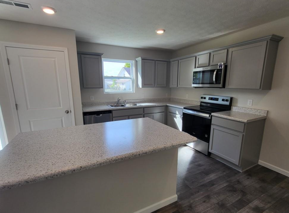 987 North South Street - Photo 3 of 8