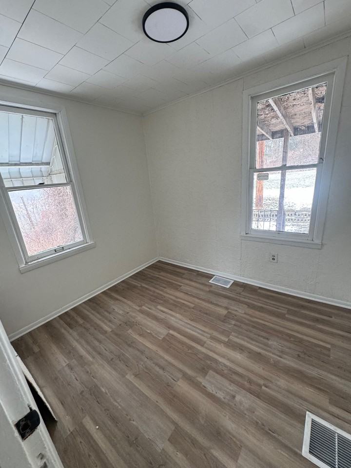 595 Castle Ave #1 - Photo 6 of 10