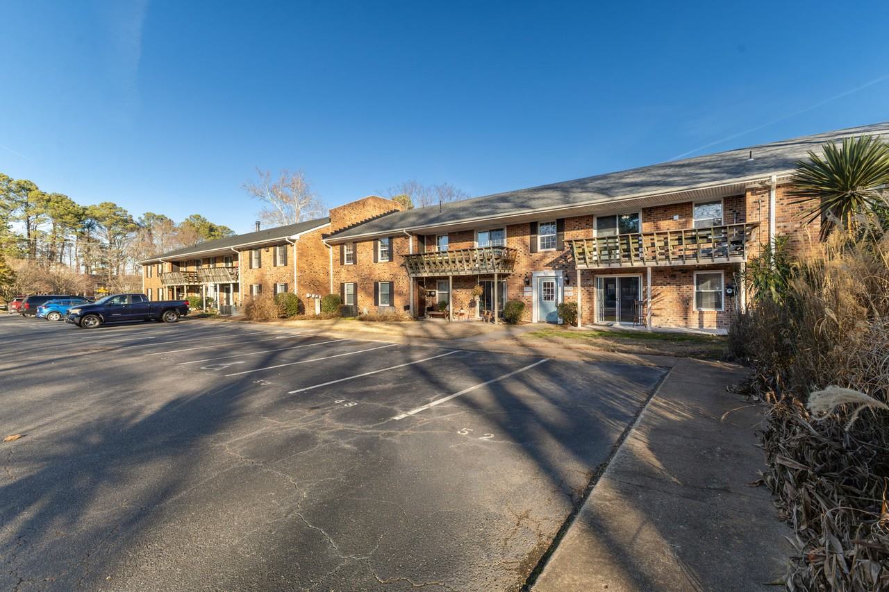 1006 Barclay Sq #1 - Photo 3 of 20