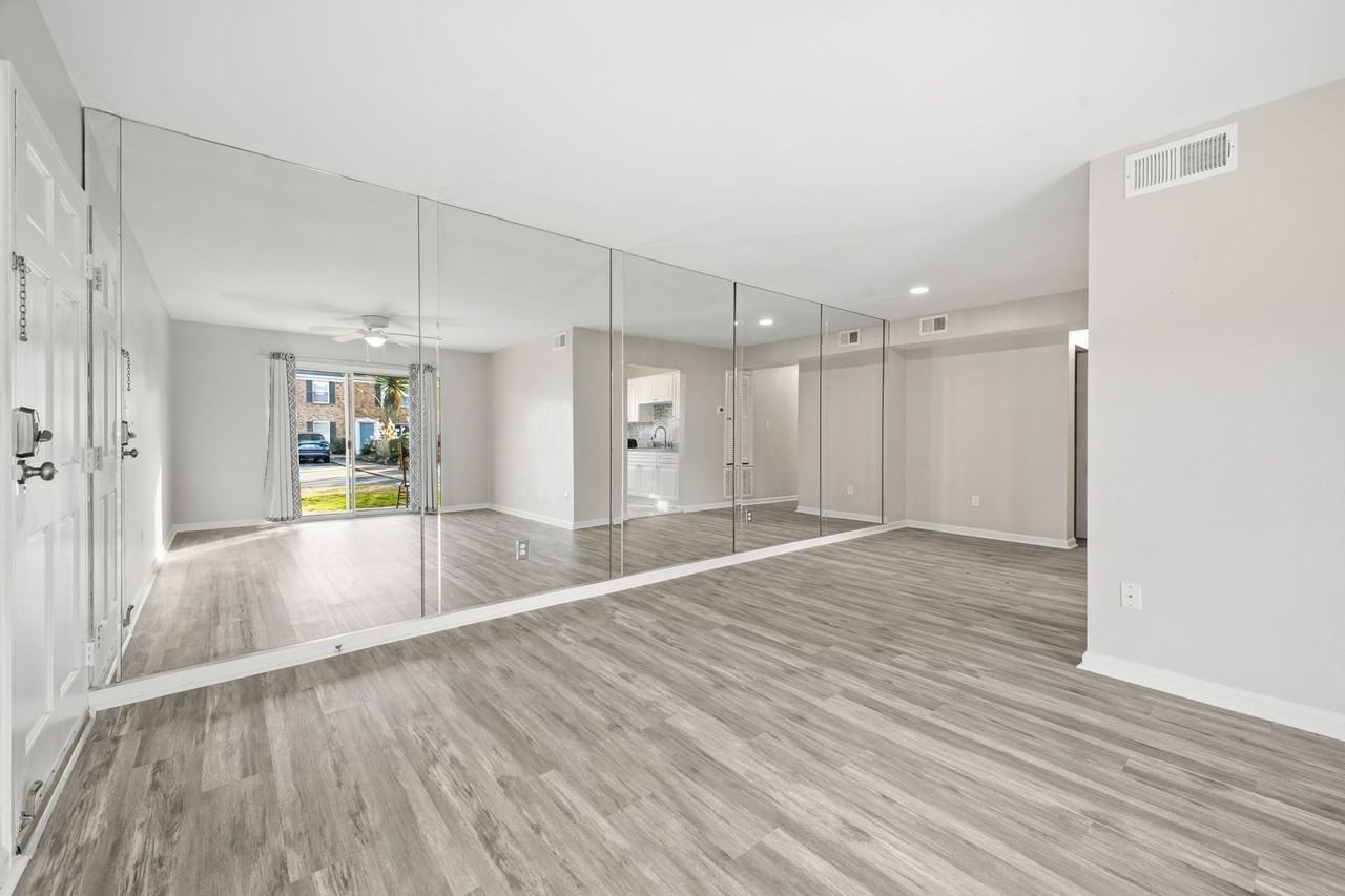 1006 Barclay Sq #1