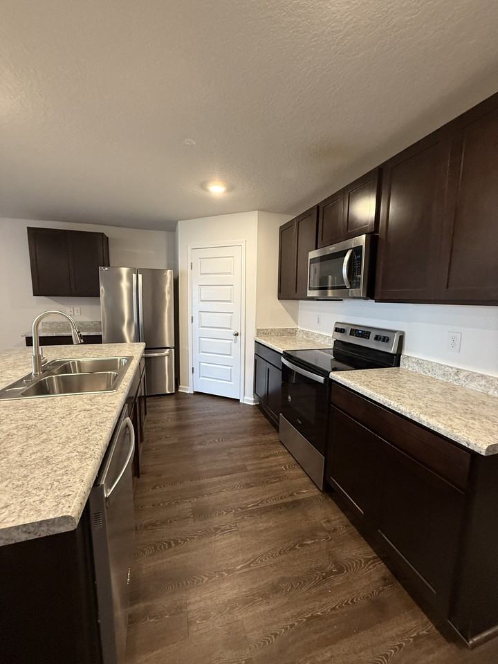 209 Laurel Hill St #25 - Photo 4 of 28