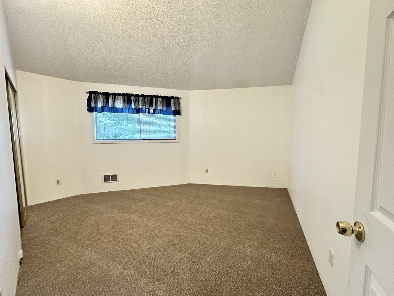 467 Quinault Ave Se #1 - Photo 7 of 11