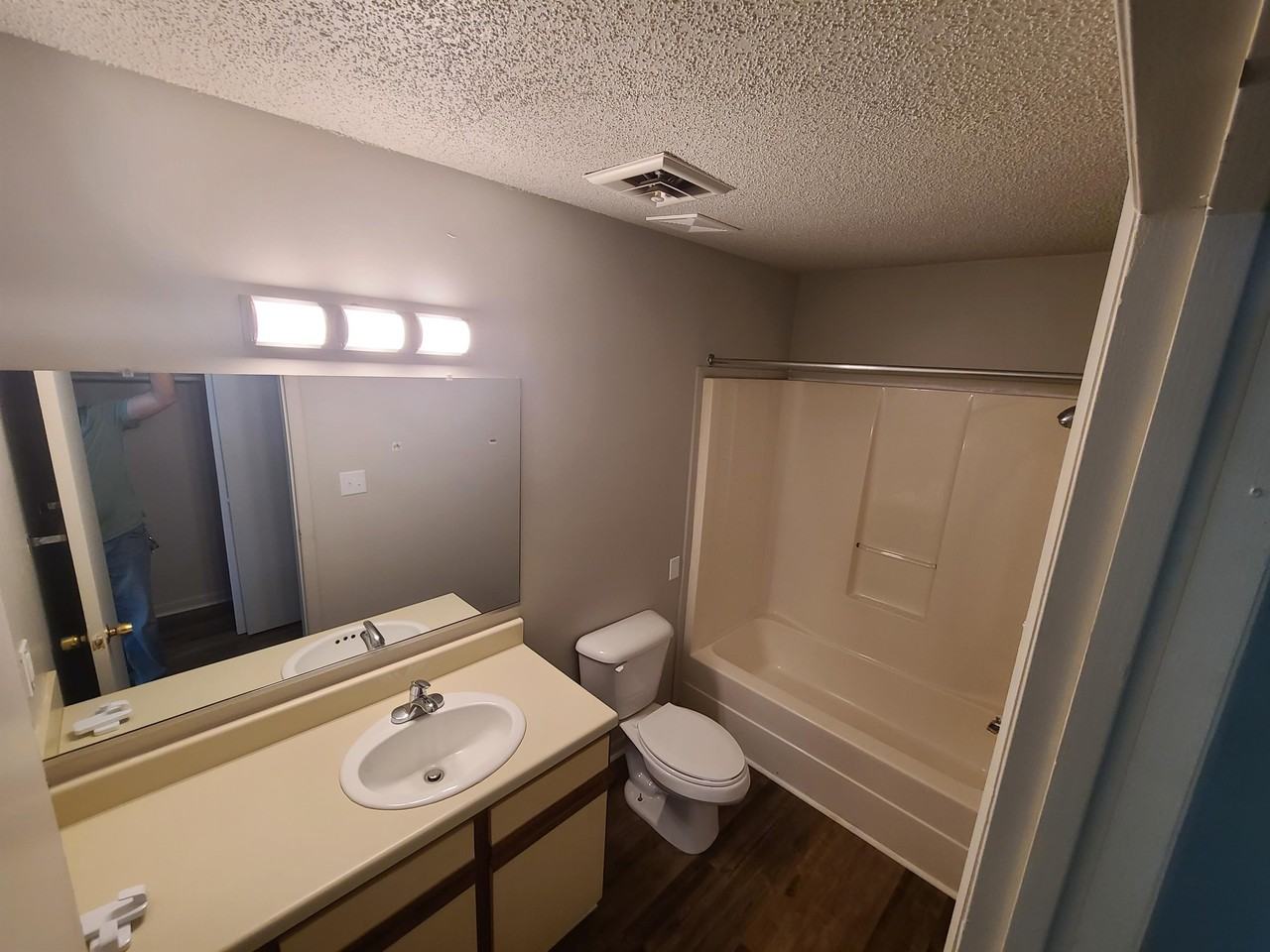 Hege Apts - Photo 5 of 36