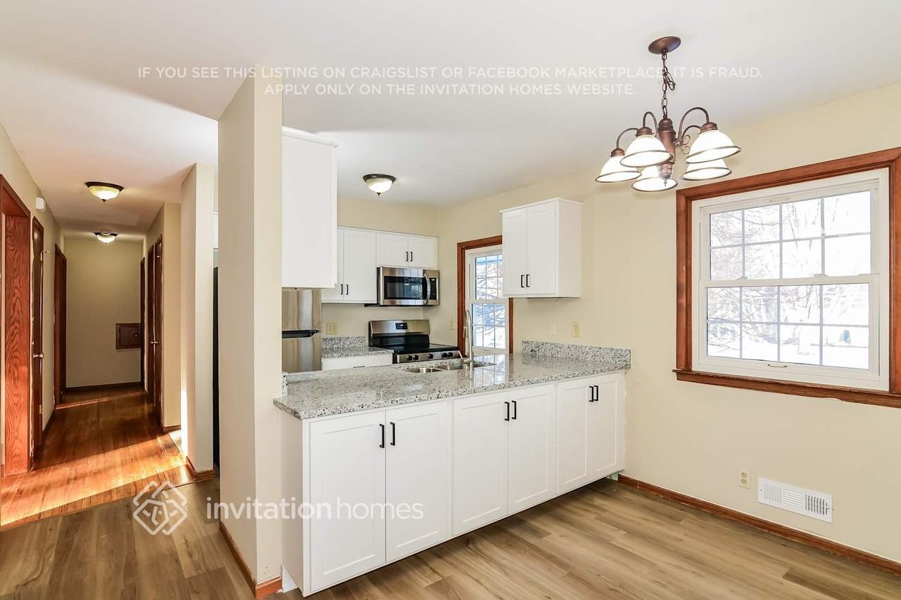 124 Oakwood Rd - Photo 6 of 18