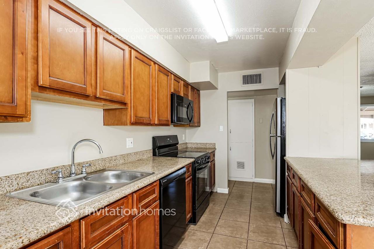 8233 W Indianola Ave - Photo 7 of 17