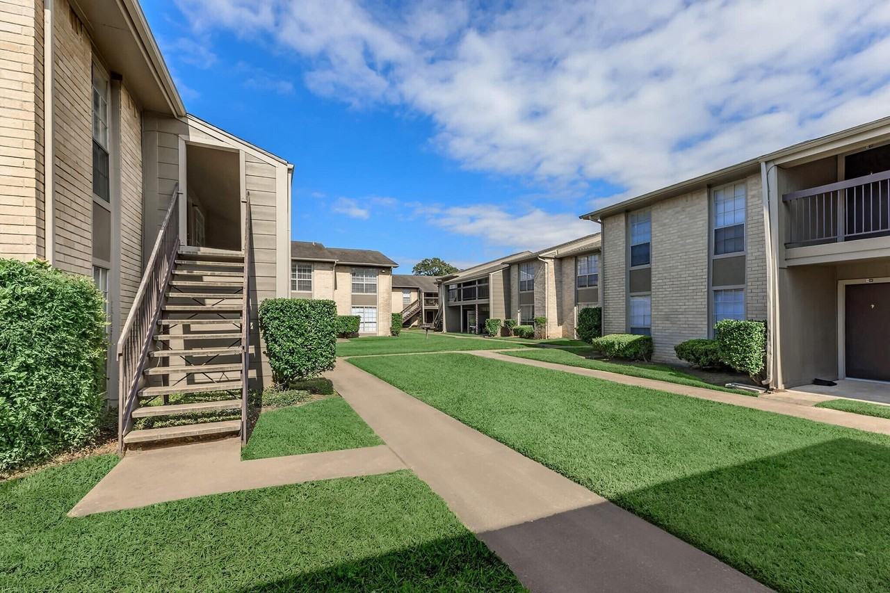 Vanderbilt - Photo 5 of 40