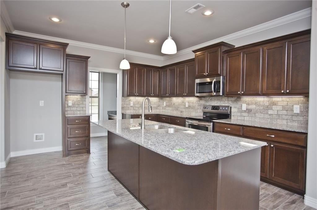 1004 Taylor Ln - Photo 4 of 29