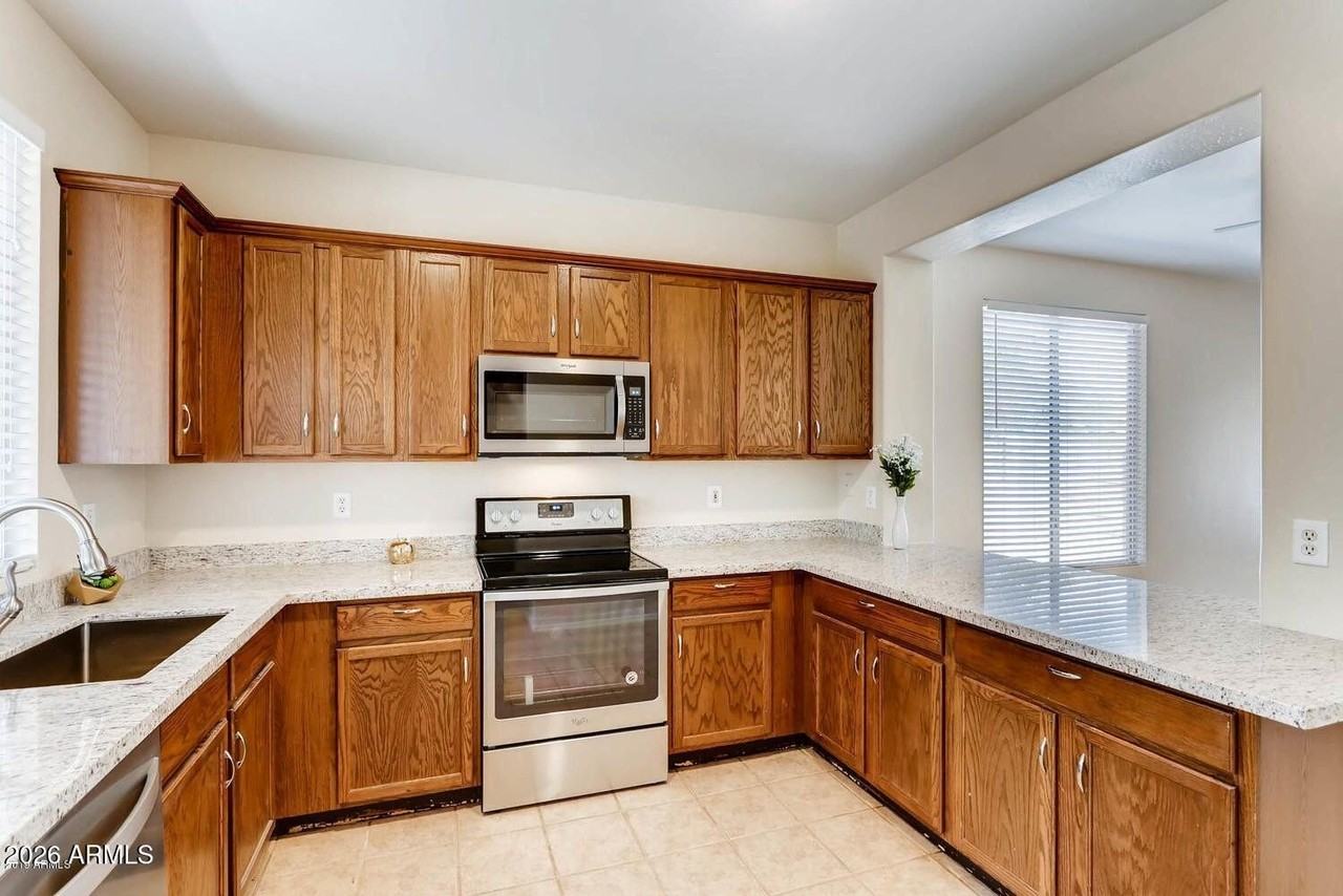 15261 W Custer Ln - Photo 7 of 27